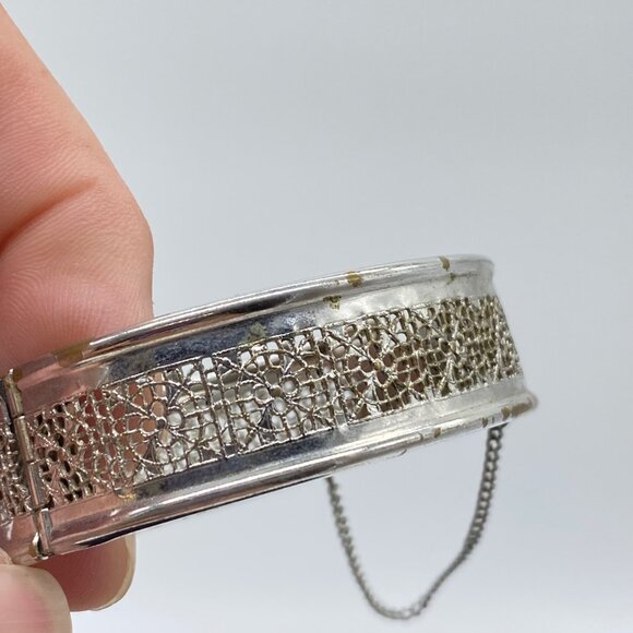 Vintage Silver Tone Filigree Hinged Bangle Bracelet With Safety Chain **NOTE** - Picture 12 of 14